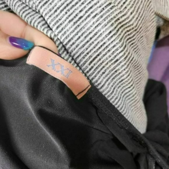 ♡3/$30♡ Forever 21 Stretch Crisscross Back Top -M - Picture 3 of 3